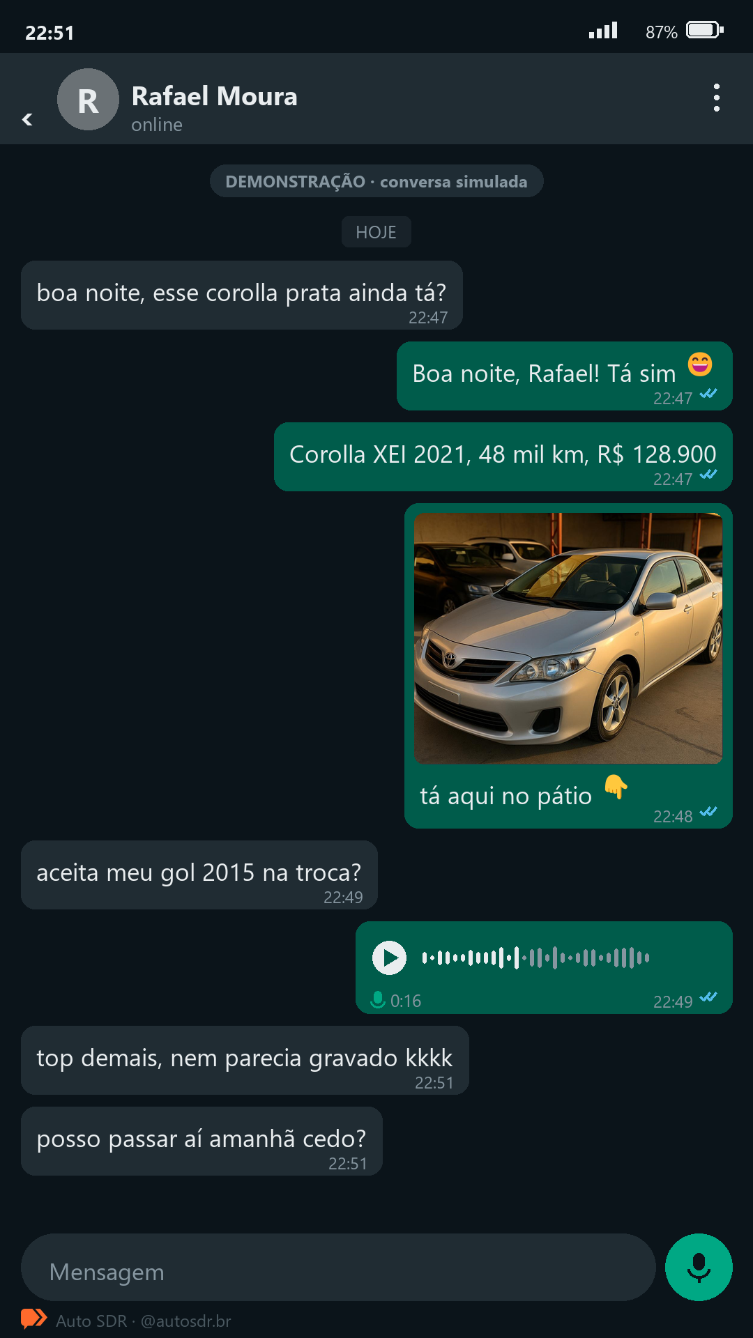 Conversa de demonstração: cliente pergunta sobre um Corolla às 22h47 e a IA responde na hora